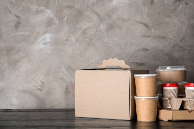 Tablo, metin için yer çeşitli paket kapsayıcılarında. Gıda dağıtım hizmeti