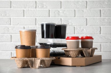 Beyaz duvara karşı tablo çeşitli paket kapsayıcılarında. Gıda dağıtım hizmeti