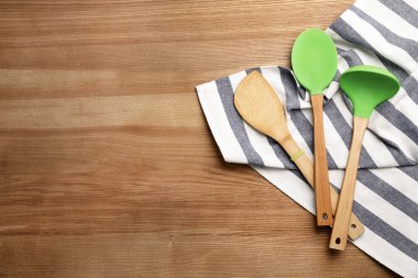 Çorba Kepçe, spatula ve peçete ahşap arka plan, metin için yer ile Üstten Görünüm