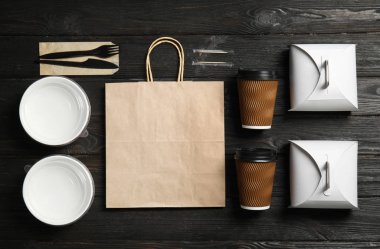 Ayrı kaplarda sahte tasarım ahşap arka plan üzerinde kurmak için düz yatıyordu. Gıda dağıtım hizmeti