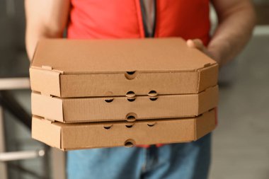 Pizza kutuları kapalı, tatlı adam. Gıda dağıtım hizmeti