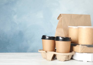 Tablo, metin için yer çeşitli paket kapsayıcılarında. Gıda dağıtım hizmeti