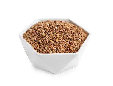 Beyaz arka plan üzerinde pişmemiş buğday ile kase