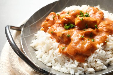 Lezzetli tereyağı tavuk pilav yemek ve peçete tablo ile