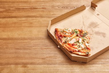 Karton kutu pizza adet ahşap masa üzerinde. Metin için yer