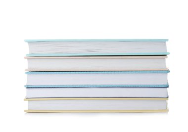 Beyaz arkaplan üzerine ciltli kitap yığını