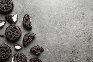 Metin için yer ile lezzetli çikolata kurabiye, düz gri arka plan üzerinde göklere
