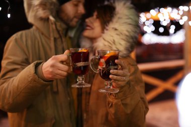 Genç mulled şarap bir bardak ile kış adil çift.