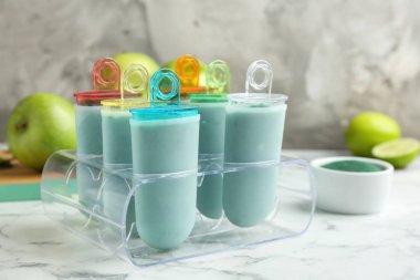Dondurma kalıp mermer masada Spirulina popsicles
