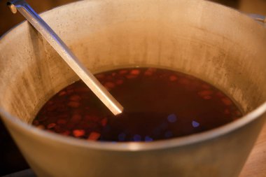 Tencereye Kepçe, closeup ile sıcak mulled şarap