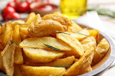 Lezzetli fırında patates dilimleri masada, closeup ile plaka