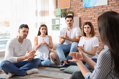 Bir grup genç insan işaret dili kapalı öğretmen ile öğrenme