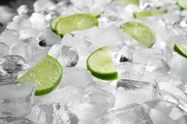 Buz küpleri yığını taze limon dilimleri