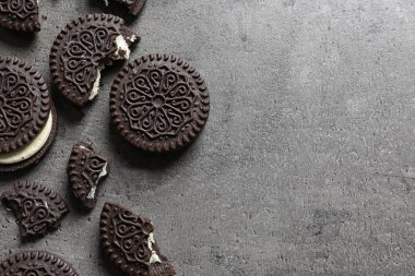 Metin için yer ile lezzetli çikolata kurabiye, düz gri arka plan üzerinde göklere