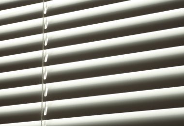 Kapalı modern beyaz pencere Panjur, closeup görünümü