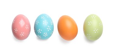 Güzel boyalı Paskalya yumurta beyaz arka planda, üstten görünüm