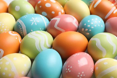 Birçok güzel boyalı Paskalya yumurtaları arka plan, closeup olarak