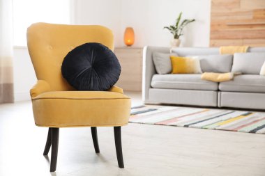 Rahat koltuk modern oturma odası iç yumuşak yastık ile. Metin için yer