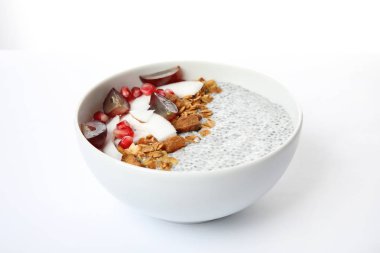 Beyaz zemin üzerine lezzetli chia tohum puding kase