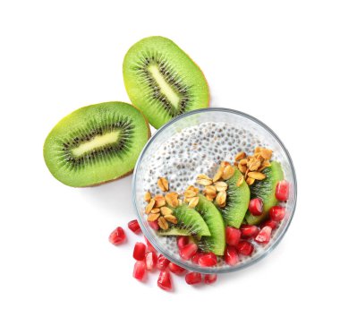 Lezzetli chia tohum muhallebi granola, kivi ve beyaz zemin üzerine nar Komposto Kasesi