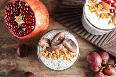 Lezzetli chia tohum pudingle granola ve malzemeler tablo, düz üzerinde yatıyordu