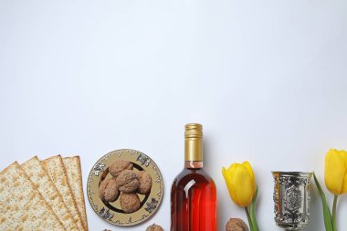 Beyaz arka plan, üstten görünüm üzerinde sembolik Fısıh (Pesach) öğeleri ile kompozisyon. Metin için yer