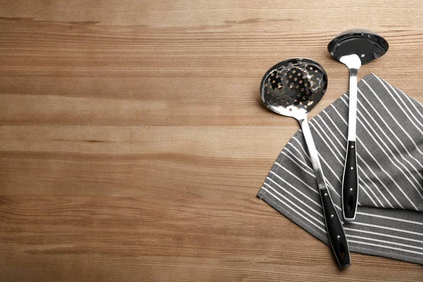 Çorba Kepçe, kepçe ve peçete ahşap arka plan, metin için yer ile Üstten Görünüm — Stok fotoğraf