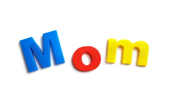 Слово MOM магнітних літер на білому тлі, вид зверху — стокове фото