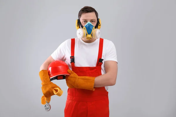 Ouvrier industriel masculin en uniforme sur fond clair. Équipement de sécurité — Photo