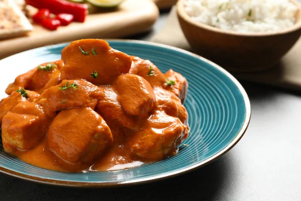 Plaat met boter kip op tafel, close-up. Traditionele Indiase Murgh Makhani — Stockfoto