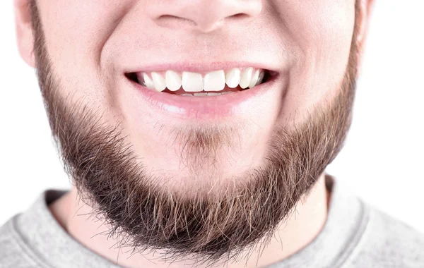 Jovem com dentes saudáveis sorrindo no fundo branco, close-up — Fotografia de Stock