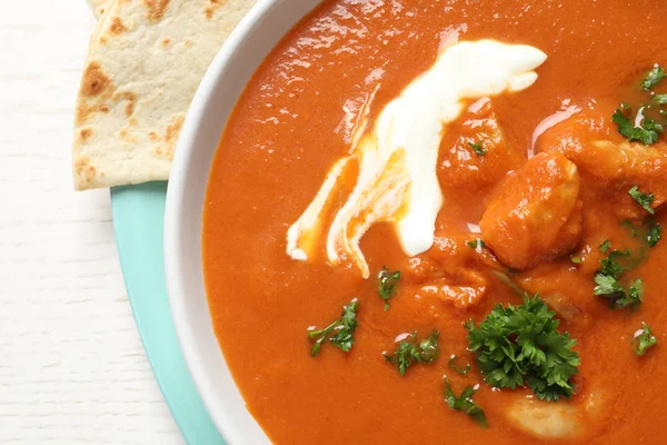 Délicieux poulet au beurre dans un bol sur la table, gros plan. Plat traditionnel Murgh Makhani — Photo