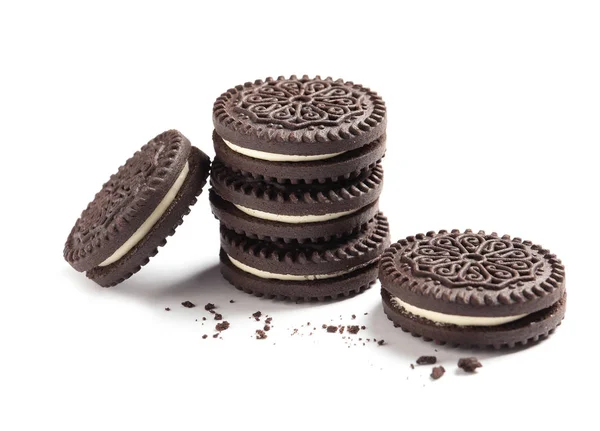 Biscoitos de chocolate saborosos e migalhas no fundo branco — Fotografia de Stock