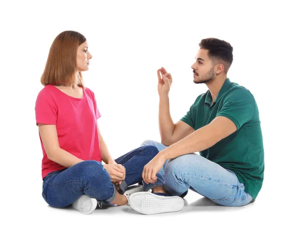 Порушення слуху друзів за допомогою мови жестів для спілкування ізольовано на білому — стокове фото