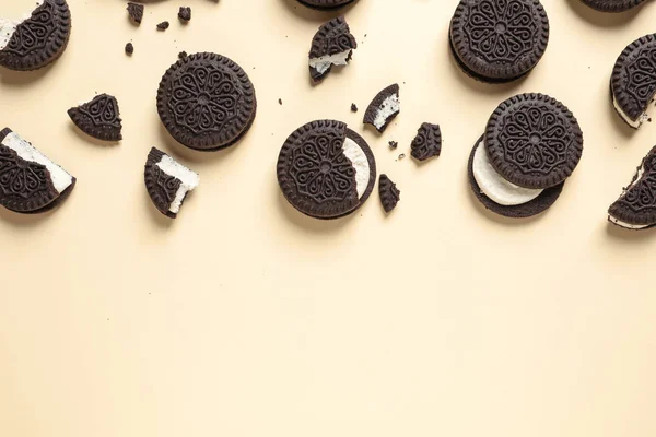 Lekkere chocolade koekjes met crème op kleur achtergrond, plat leggen. Ruimte voor tekst — Stockfoto