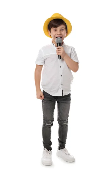 흰색 바탕에 마이크에 노래 하는 귀여운 어린 소년 — 스톡 사진