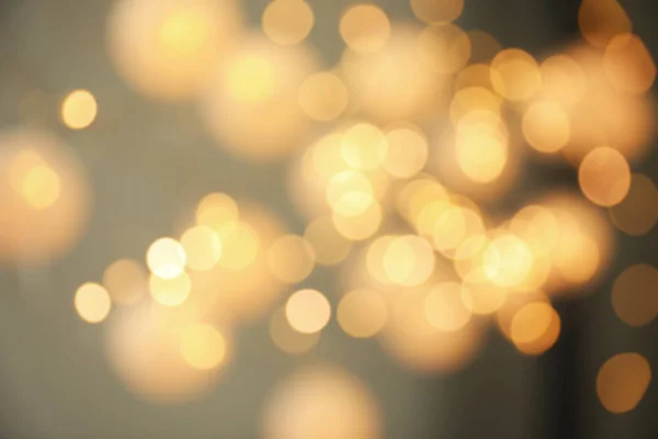 Wazig zicht op gouden lichten op donkere achtergrond. Bokeh-effect — Stockfoto