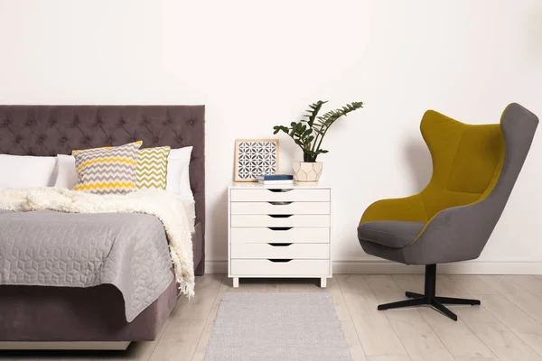 편안한 침대와 현대적인 객실의 세련 된 인테리어 — 스톡 사진