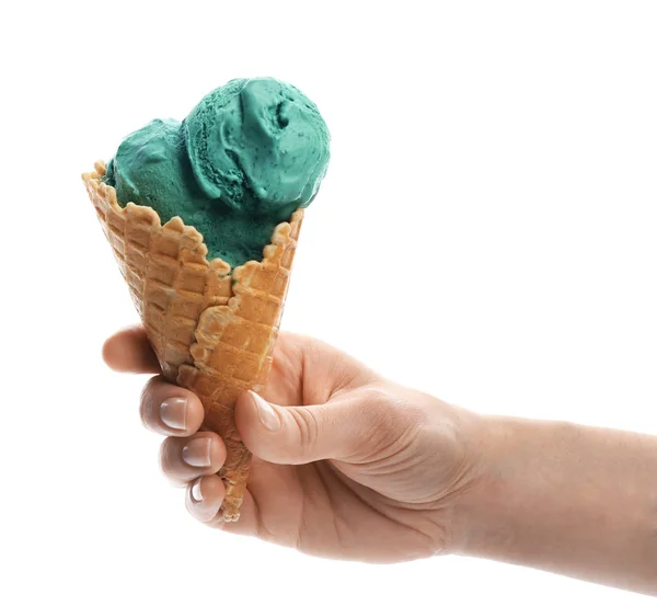 Mujer sosteniendo cono de helado espirulina sobre fondo blanco, primer plano —  Fotos de Stock