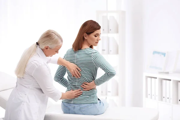 Chiropractor memeriksa pasien dengan nyeri punggung di klinik — Stok Foto