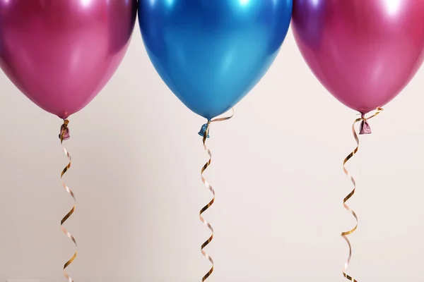 Χρώμα μπαλόνια με κορδέλες σε άσπρο φόντο, κινηματογράφηση σε πρώτο πλάνο. Χώρο για το κείμενο — Φωτογραφία Αρχείου