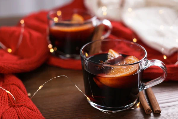 Bela composição com xícara de vinho quente na mesa. Espaço para texto — Fotografia de Stock