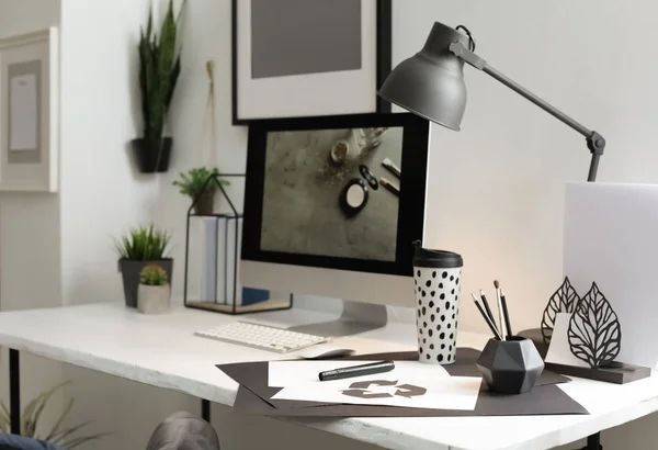 Eleganta arbetsplats med modern dator på skrivbord — Stockfoto
