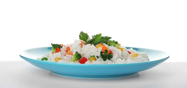 Plato con sabroso arroz y verduras sobre fondo blanco — Foto de Stock