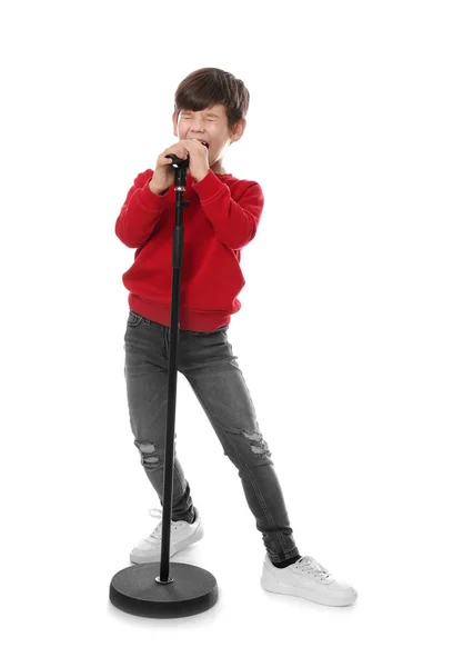 Bonito menino cantando em microfone no fundo branco — Fotografia de Stock