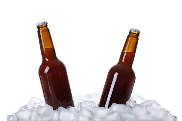 Μπουκάλια μπύρας σε παγάκια σε λευκό φόντο — Φωτογραφία Αρχείου