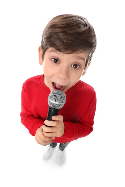 Bonito menino cantando em microfone no fundo branco — Fotografia de Stock