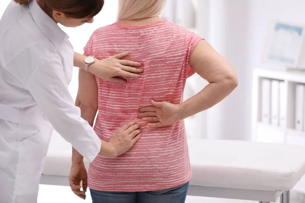 Chiropractor muayene hasta sırt ağrısı kliniği ile — Stok fotoğraf