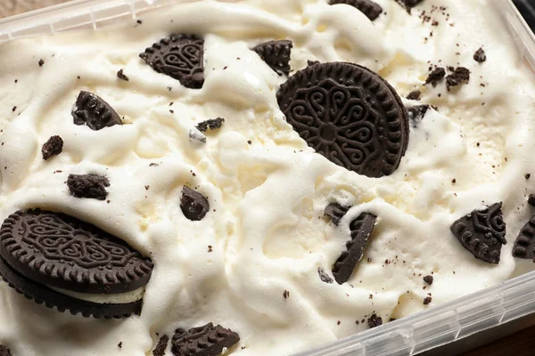 Εμπορευματοκιβώτιο του παγωτού με μπισκότα σοκολάτας, κοντινό πλάνο — Φωτογραφία Αρχείου