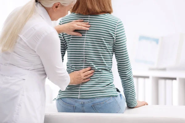 Chiropractor muayene hasta sırt ağrısı kliniği ile — Stok fotoğraf